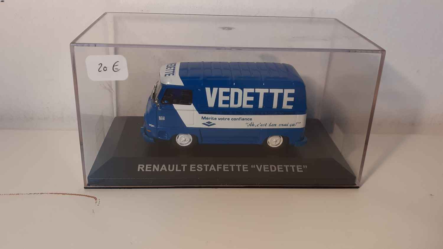 Renault estafette bleue avec la publicité VEDETTE