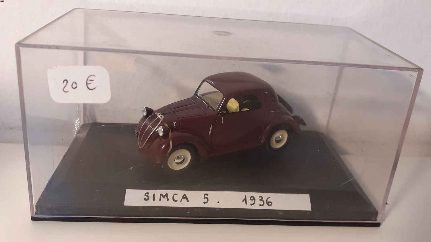 Simca 5 bordeaux de 1936 (avec étiquette sur le socle)