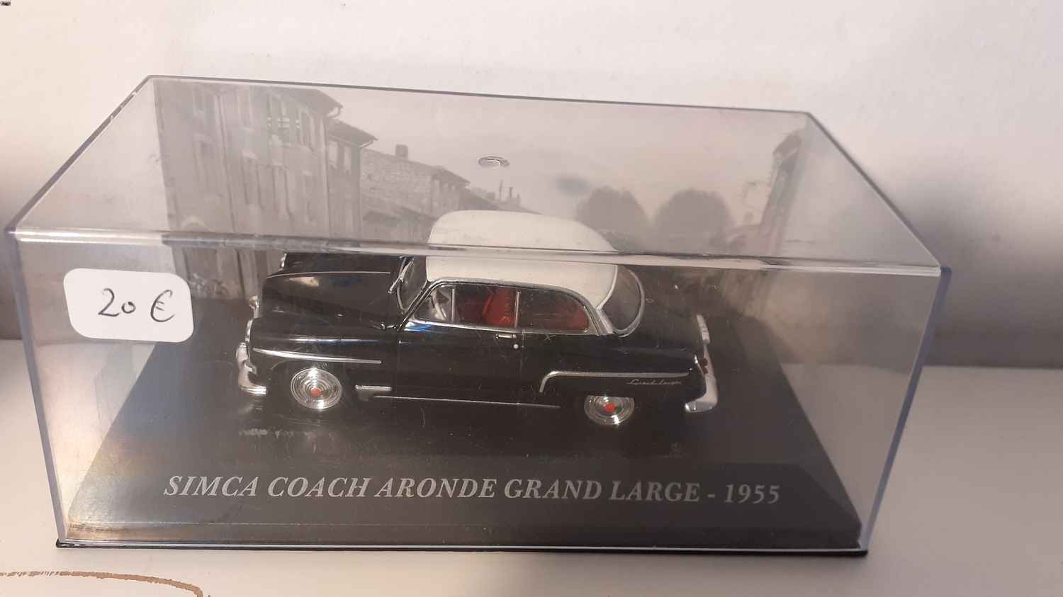 SIMCA coach Aronde grand large noire et toit blanc de 1955