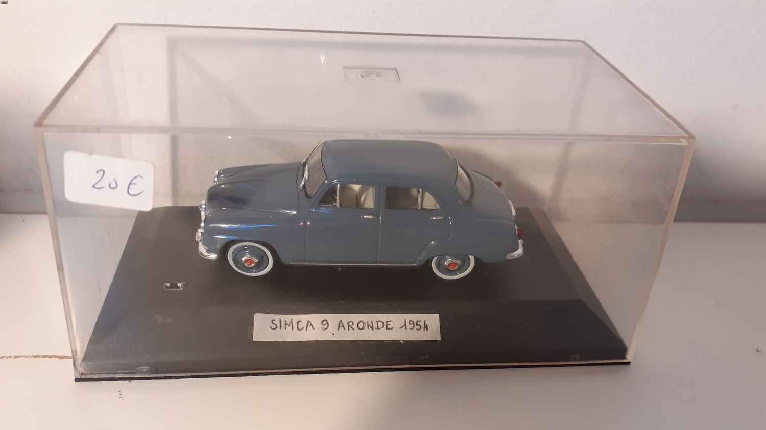 Simca 9 Aronde bleue grisée ? de 1954