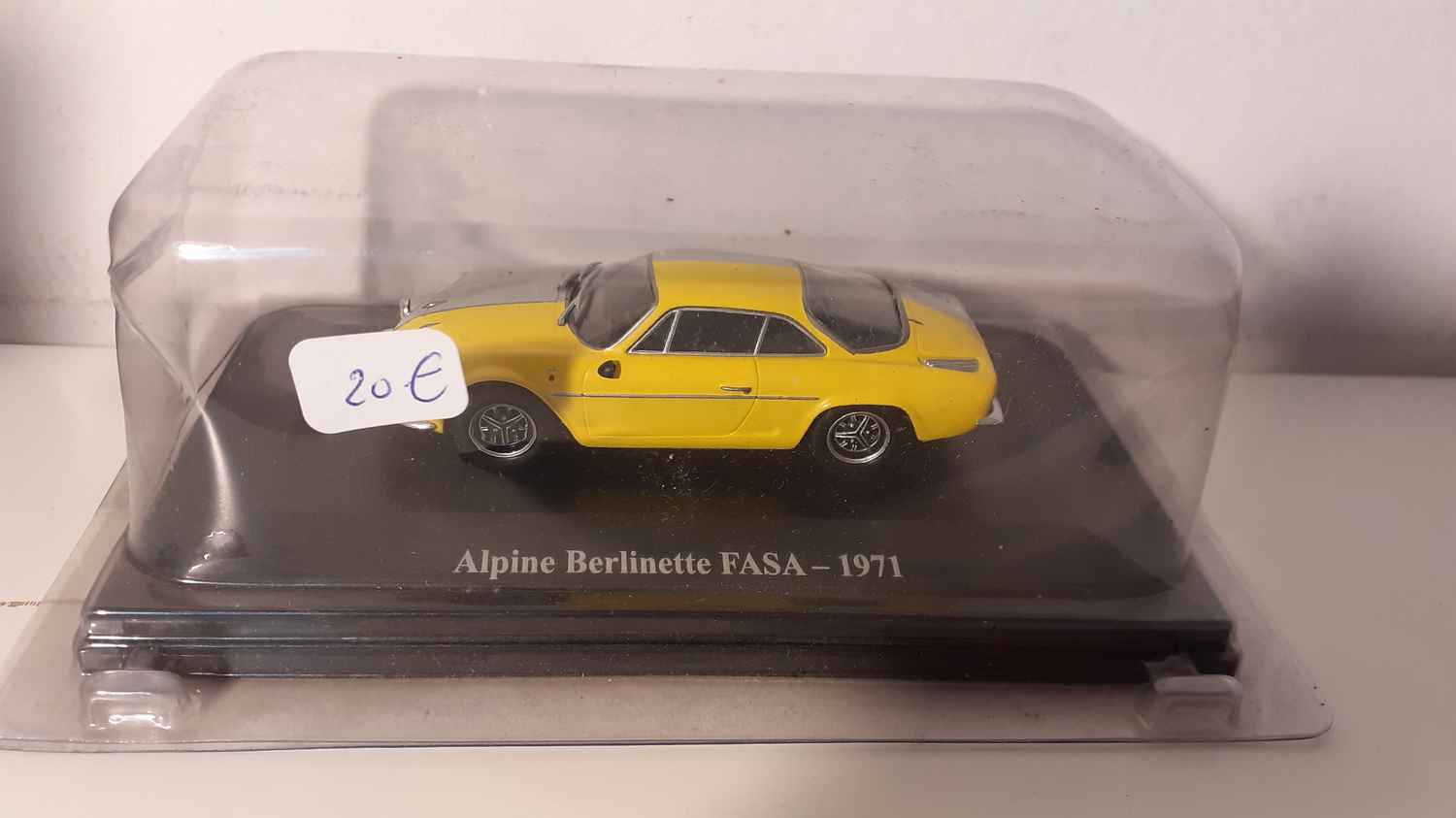 Renault Alpine berlinette FASA jaune et grise de 1971