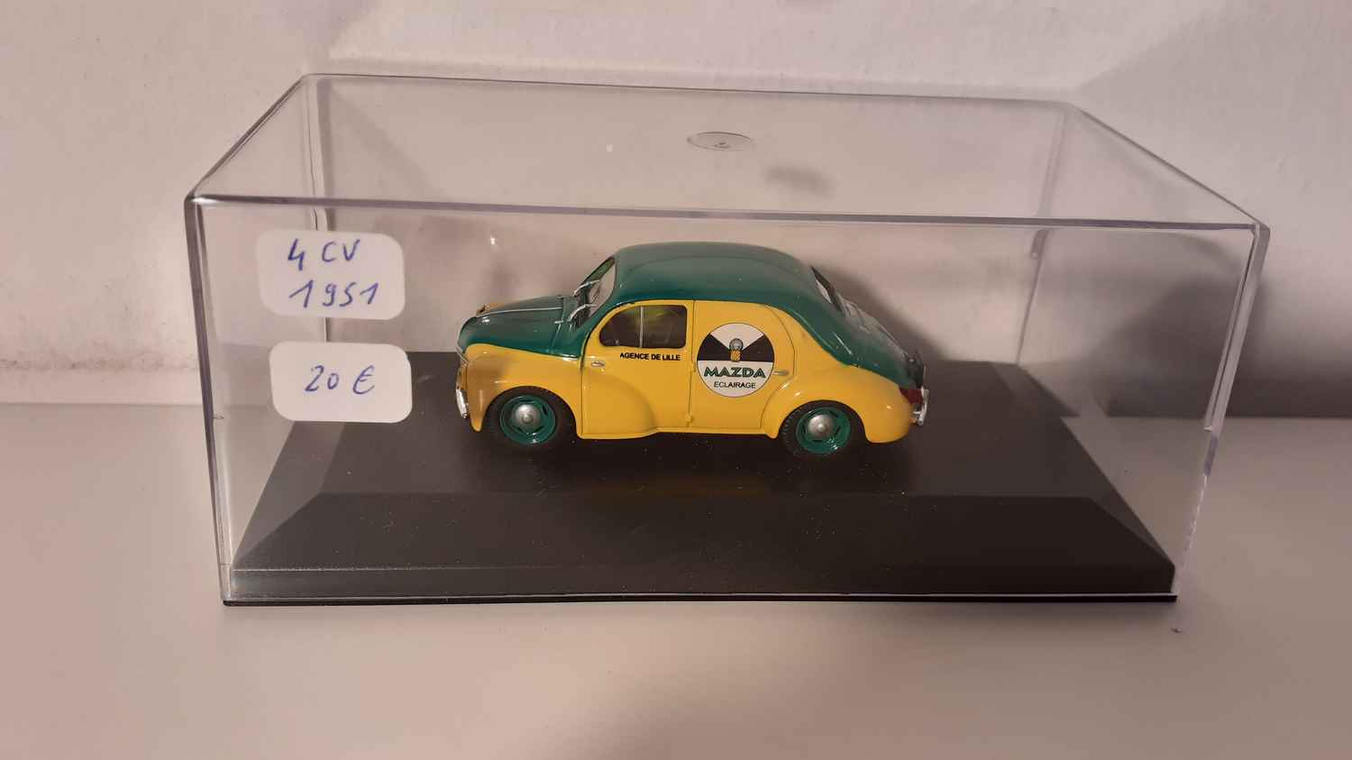 Renault 4CV jaune et verte (publicité MAZDA) - boite plexi