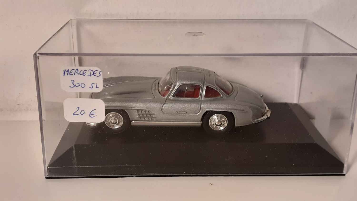 Mercedes 300SL grise (sans diorama en fond de boite)