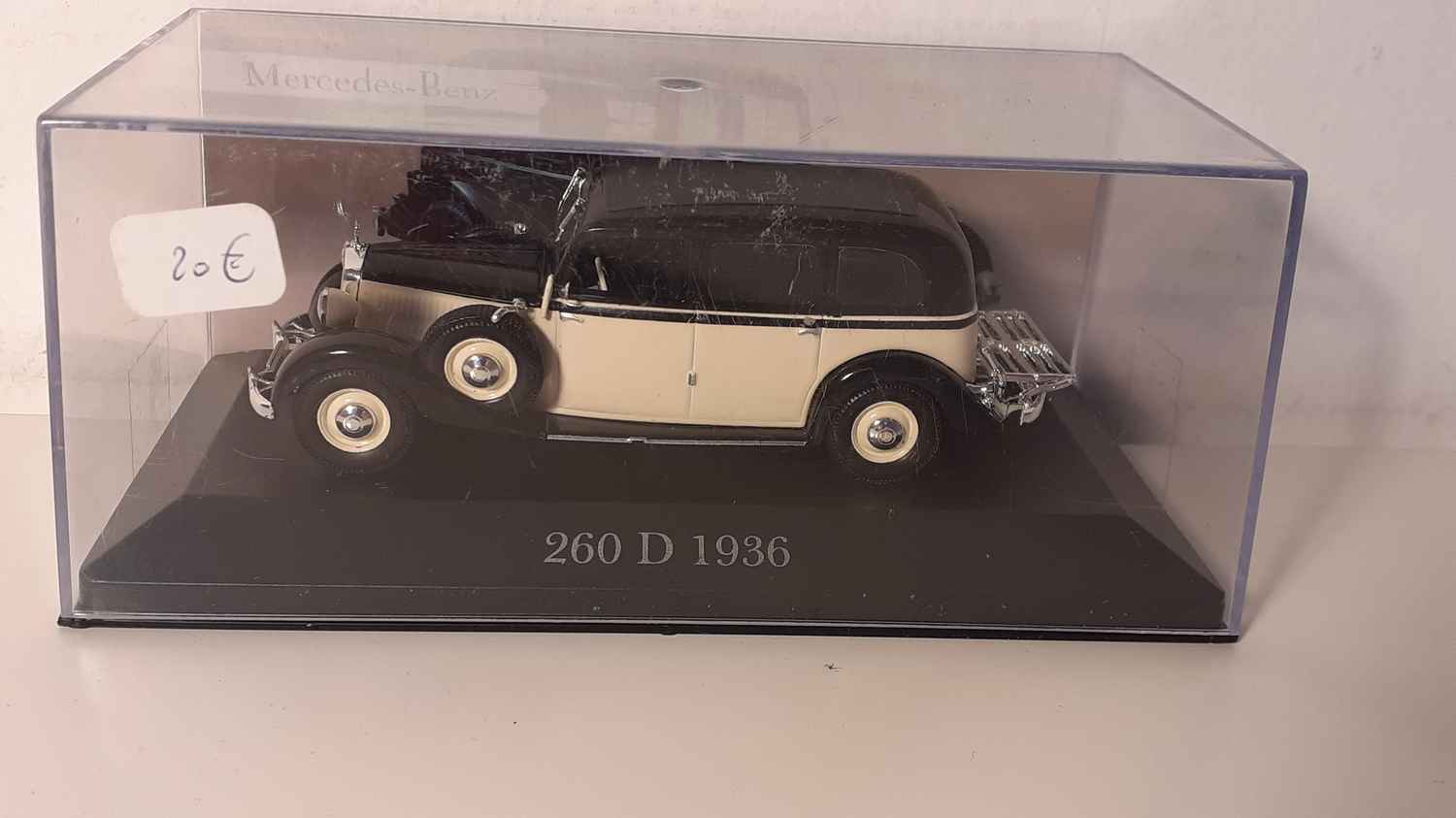 Mercedes 260 D noire et beige de 1936