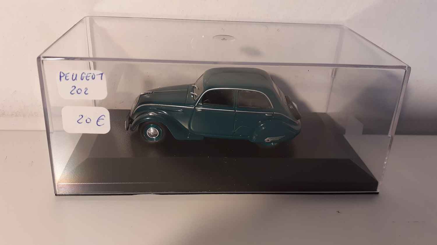 Peugeot 202 verte (dans boite plexi)