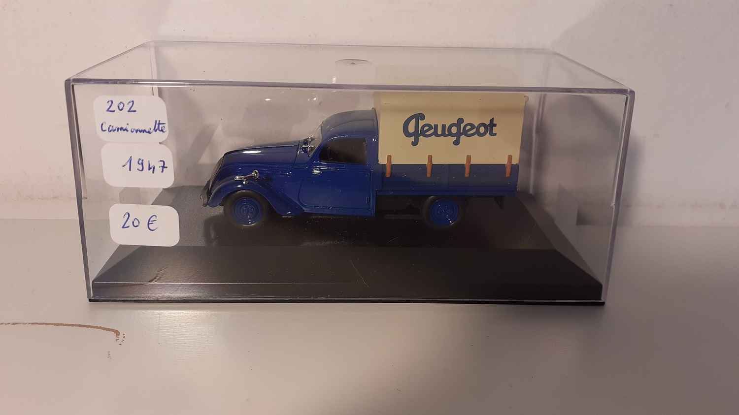 Peugeot 202 camionnette bleue et bâche beige de 1947 (boite plexi)