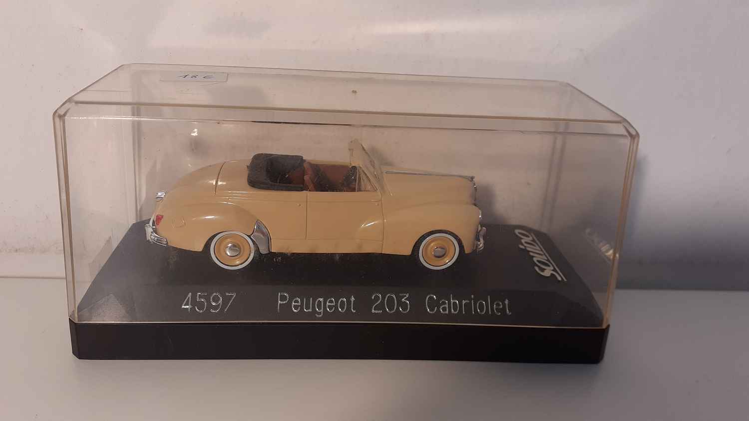 Peugeot 203 cabriolet marron clair?