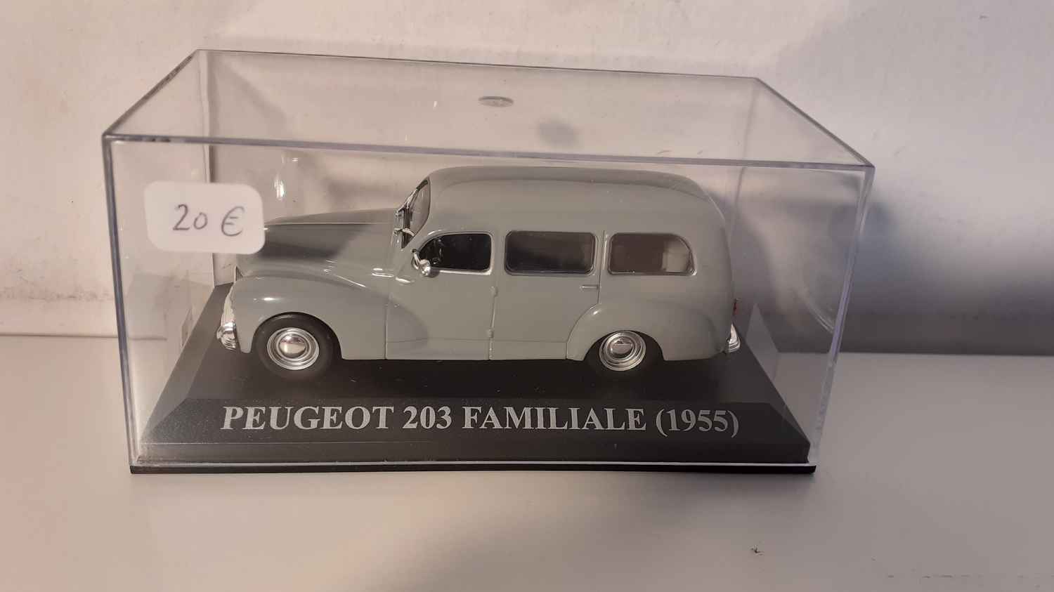 Peugeot 203 familiale grise de 1955