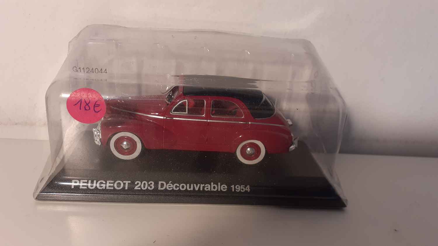 Peugeot 203 découvrable bordeaux et capote noire de 1954