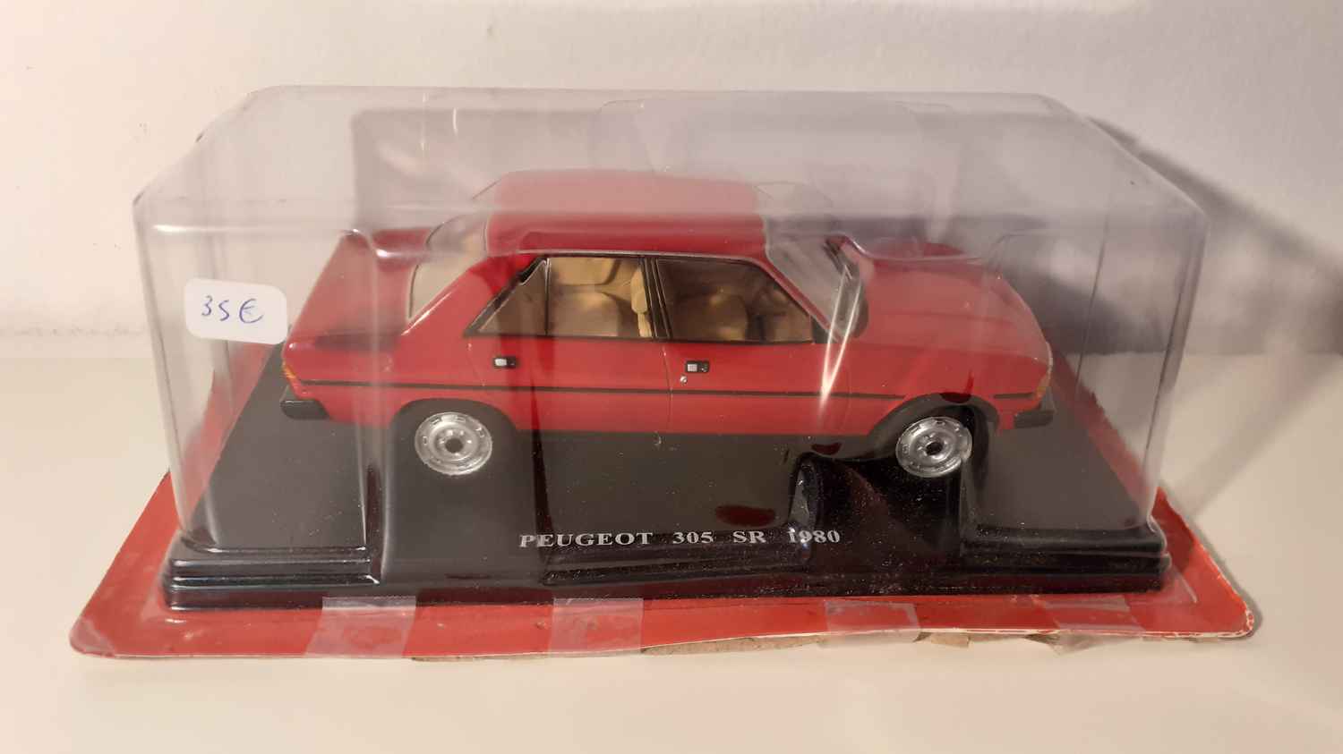 Peugeot 305 SR rouge de 1980 (échelle 1/24ème)