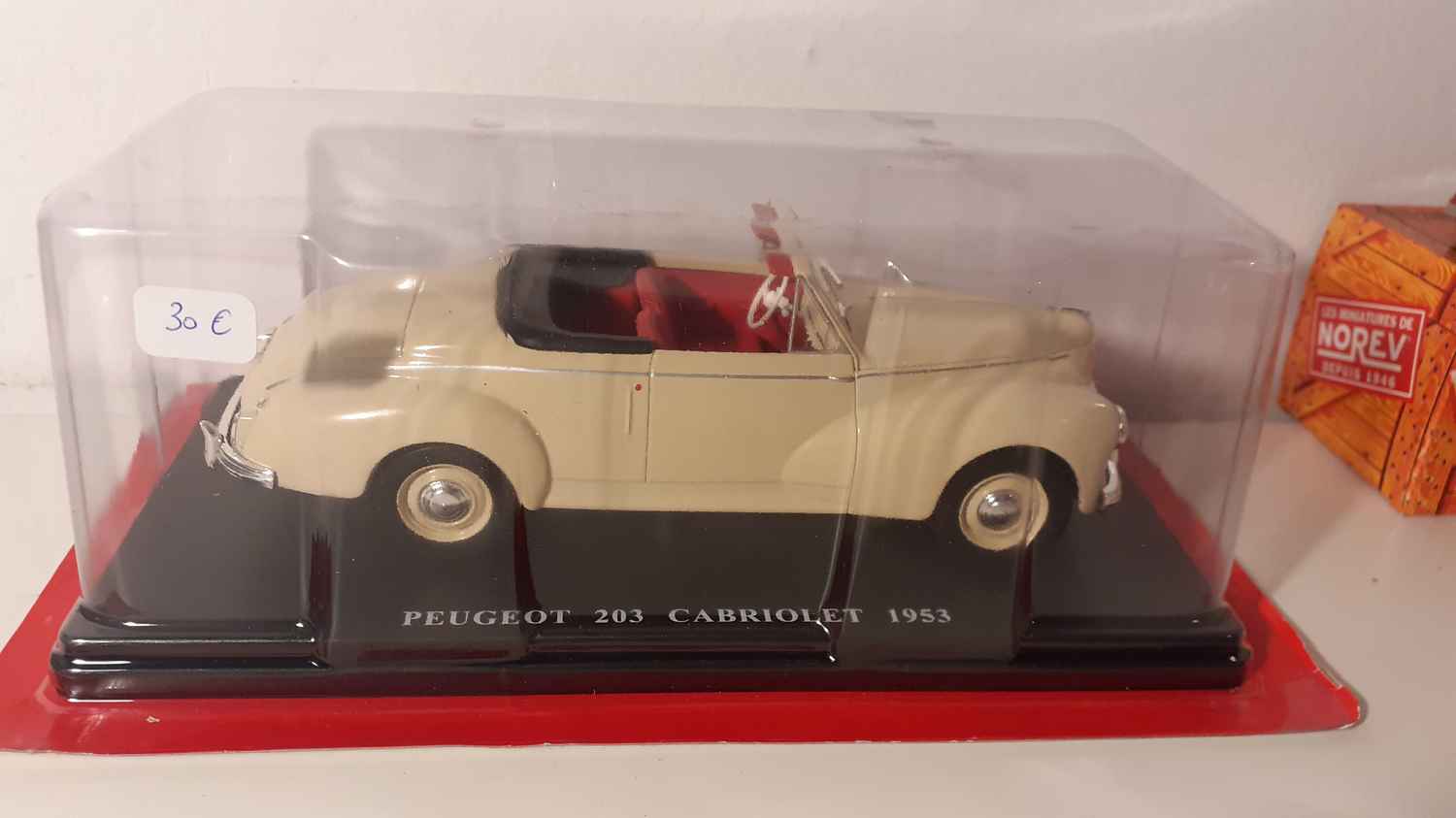 Peugeot 203 cabriolet couleur crème de 1953 (échelle 1/24ème)