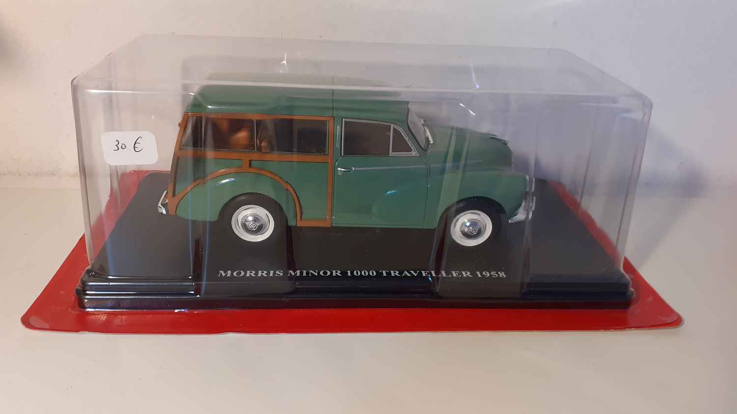 Morris Minor 1000 Traveller verte de 1958 (échelle 1/24ème)