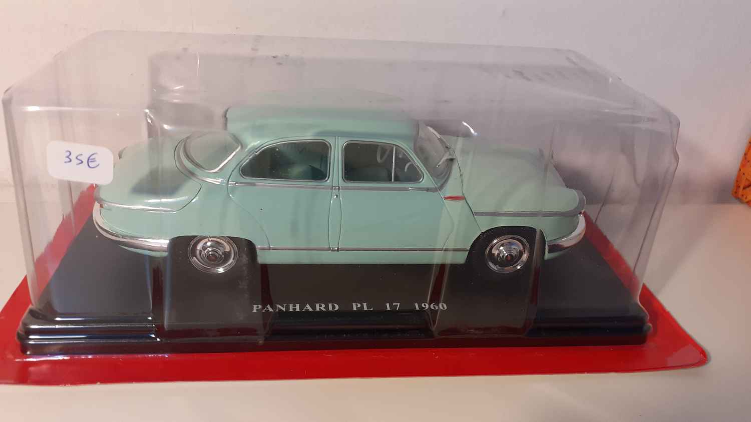 Panhard PL 17 verte pâle de 1960 (échelle 1/24ème)