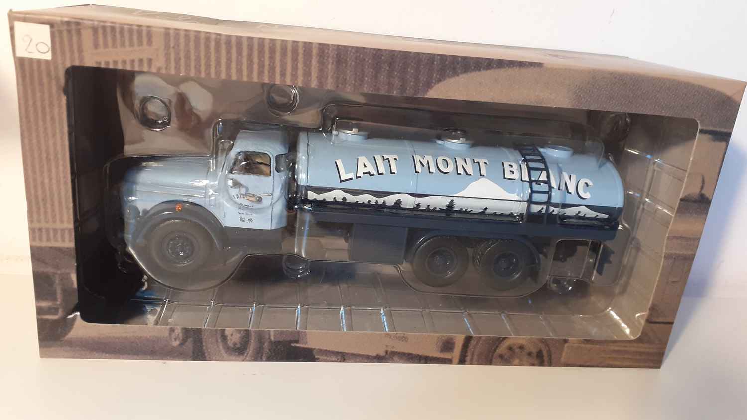 Camion Volvo N88 de 1967 - citerne de lait Mont-Blanc