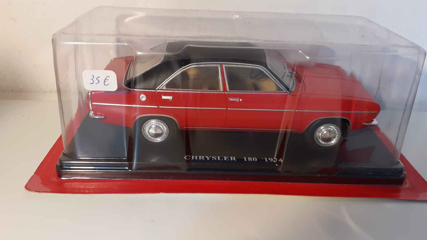 Chrysler 180 rouge et toit noir de 1974 (échelle 1/24ème)