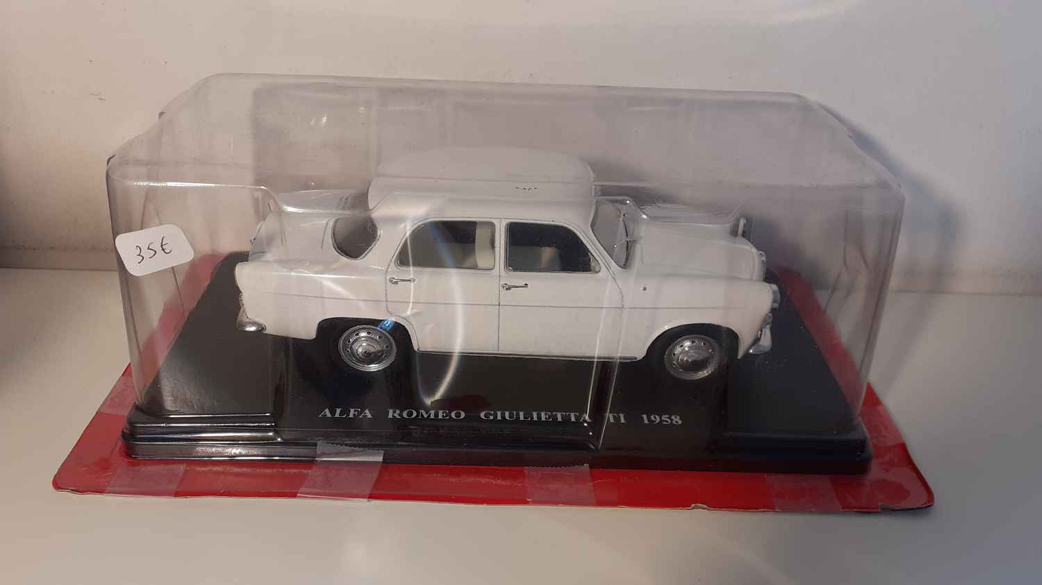 Alfa Roméo Giulietta TI blanche de 1958 (échelle 1/24ème)