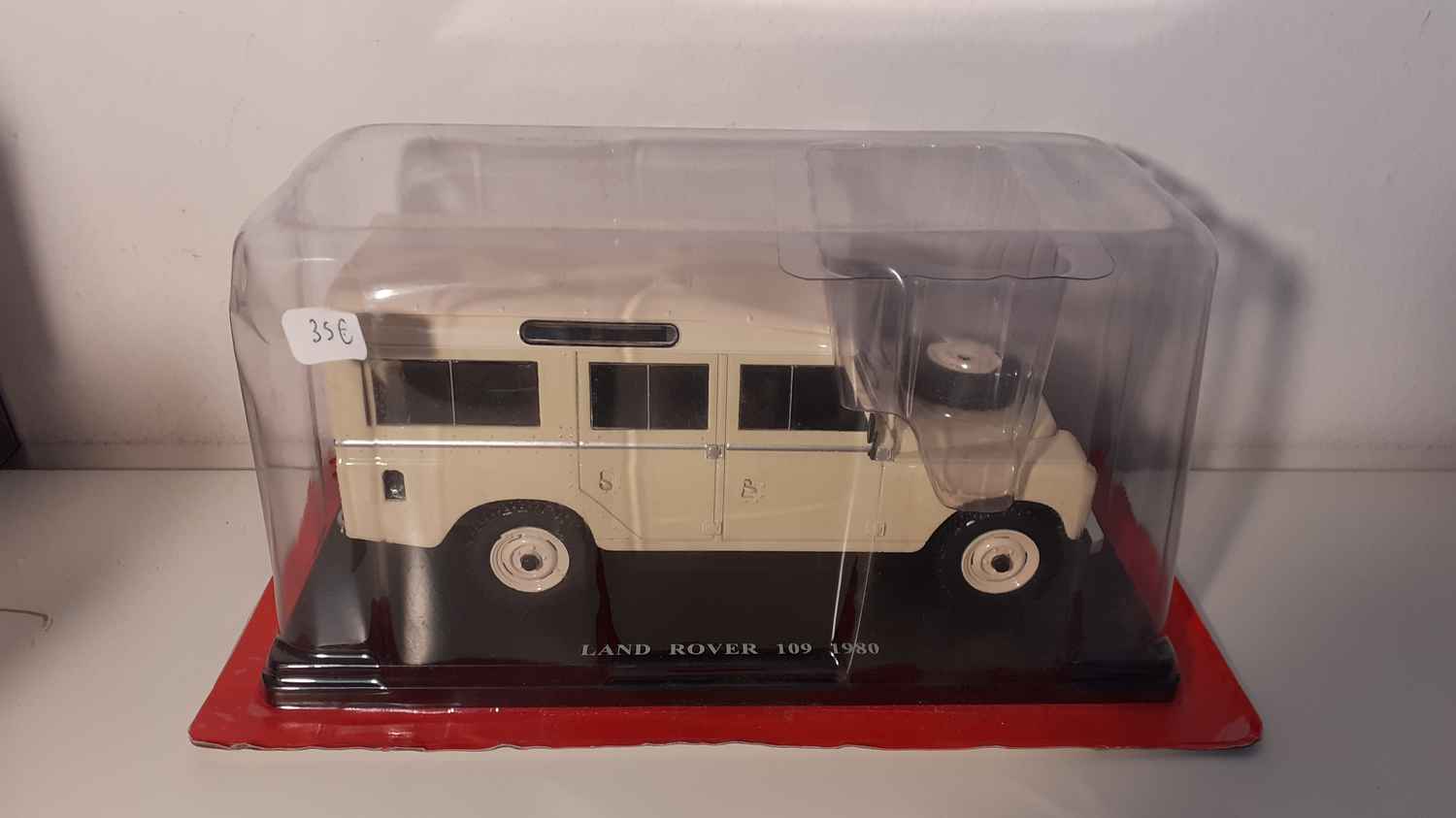 Land Rover 109 beige de 1980 (échelle 1/24ème)