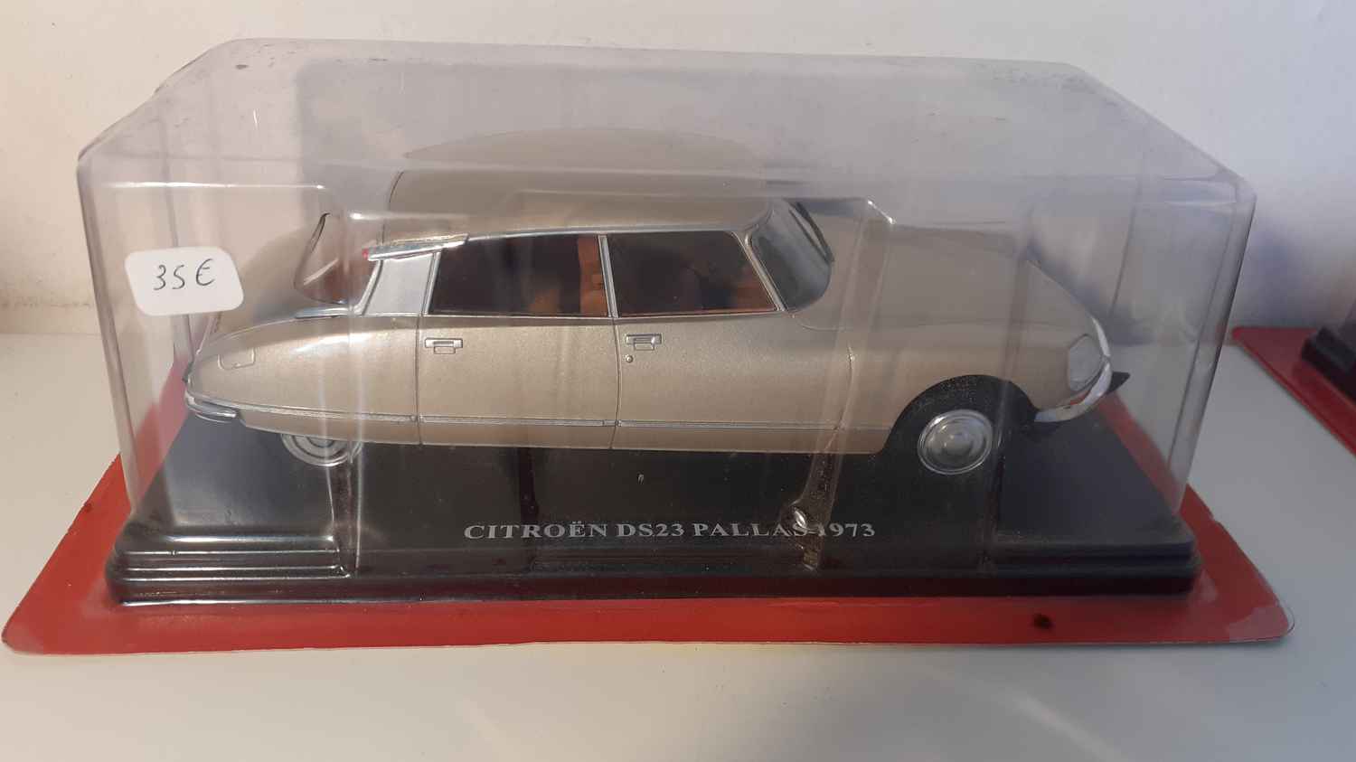 Citroën DS23 Pallas marron claire de 1973 (échelle 1/24ème)