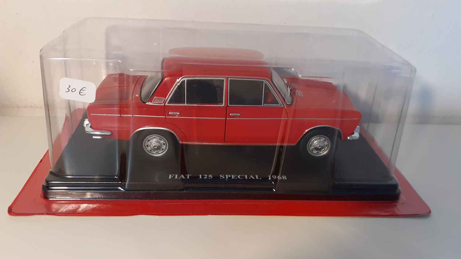 Fiat 125 spécial rouge foncé de 1968 (échelle 1/24ème)