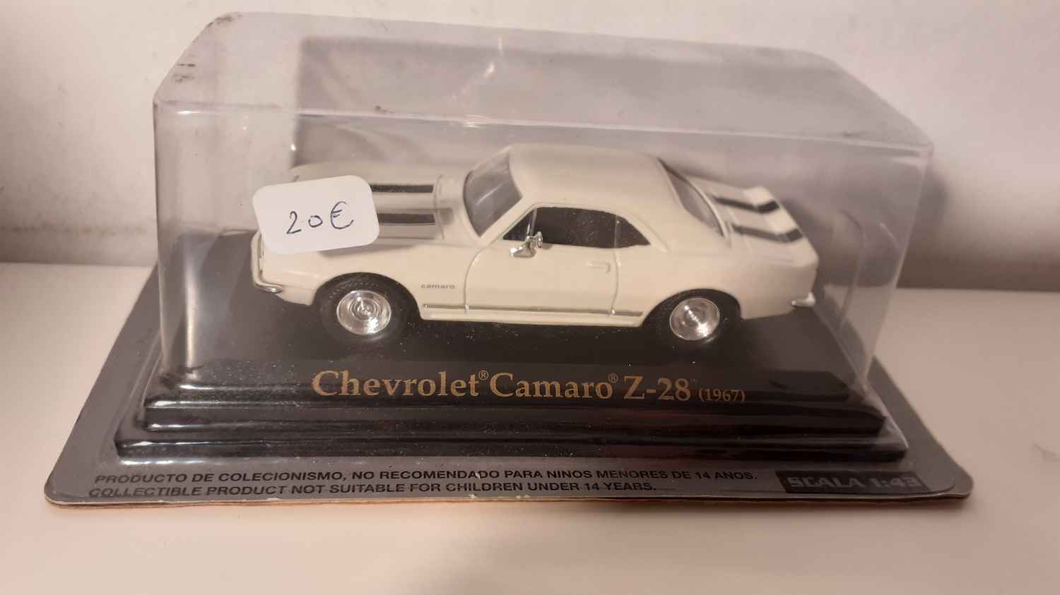 Chevrolet Camaro Z-28 blanche et noire de 1967 (voiture américaine)