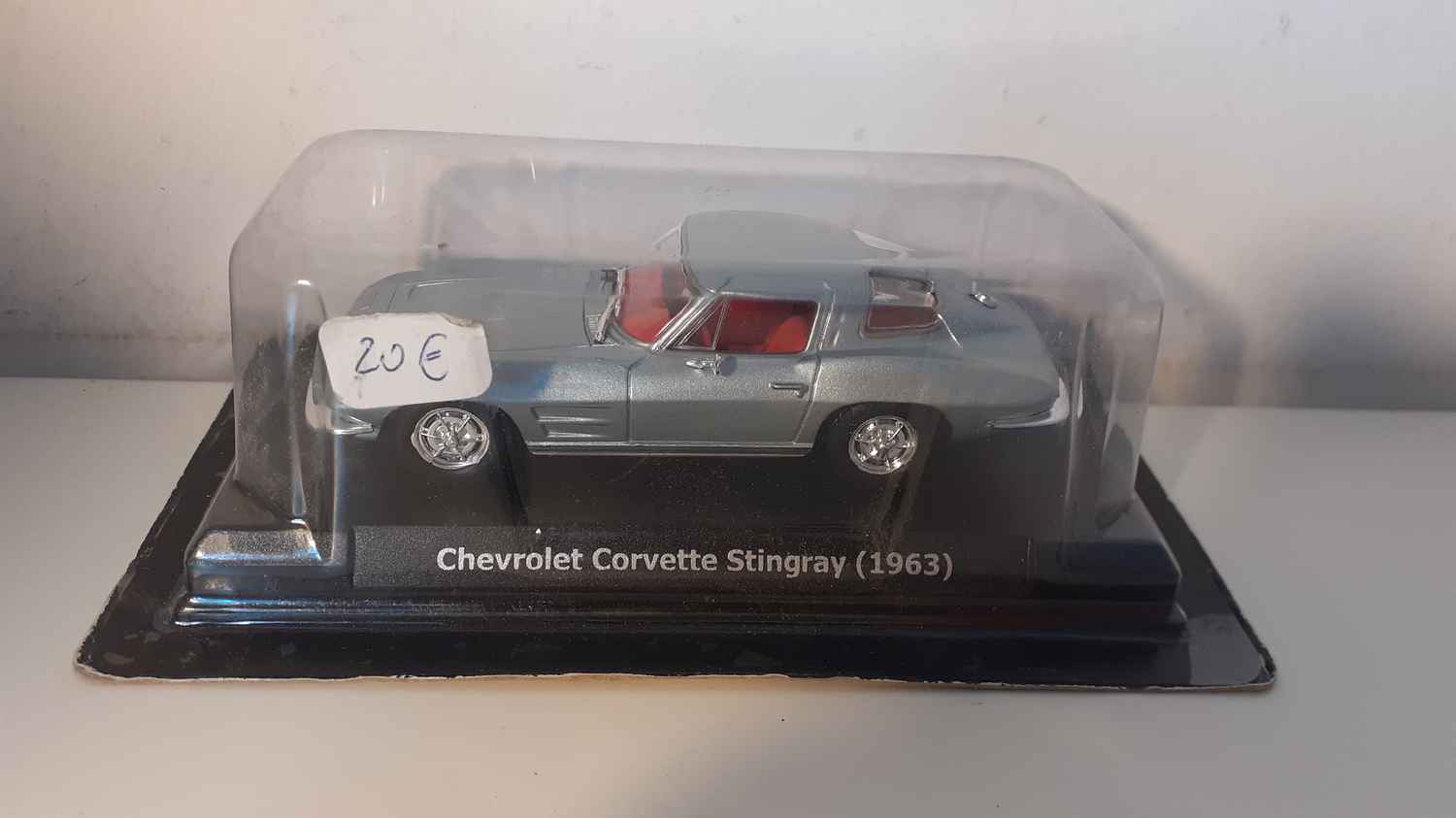 Chevrolet Corvette Stingray grise de 1963 (voiture américaine)