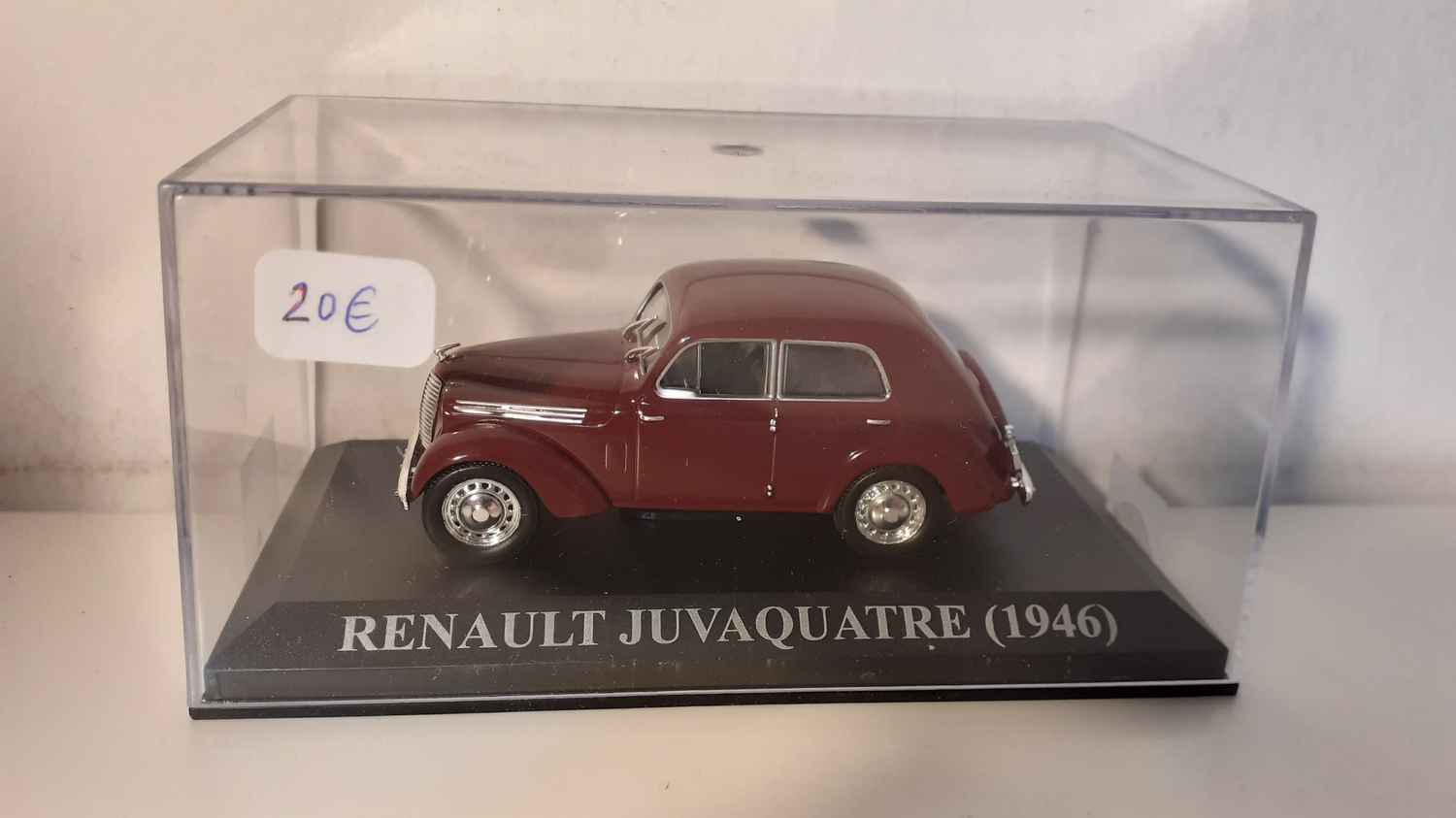 Renault Juvaquatre bordeaux de 1946