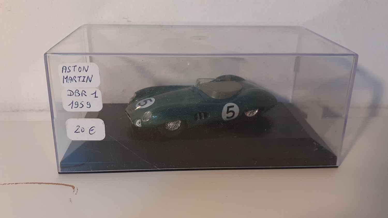 Aston Martin DBR1 (24 heures du Mans de 1959) - voiture rajoutée sur socle