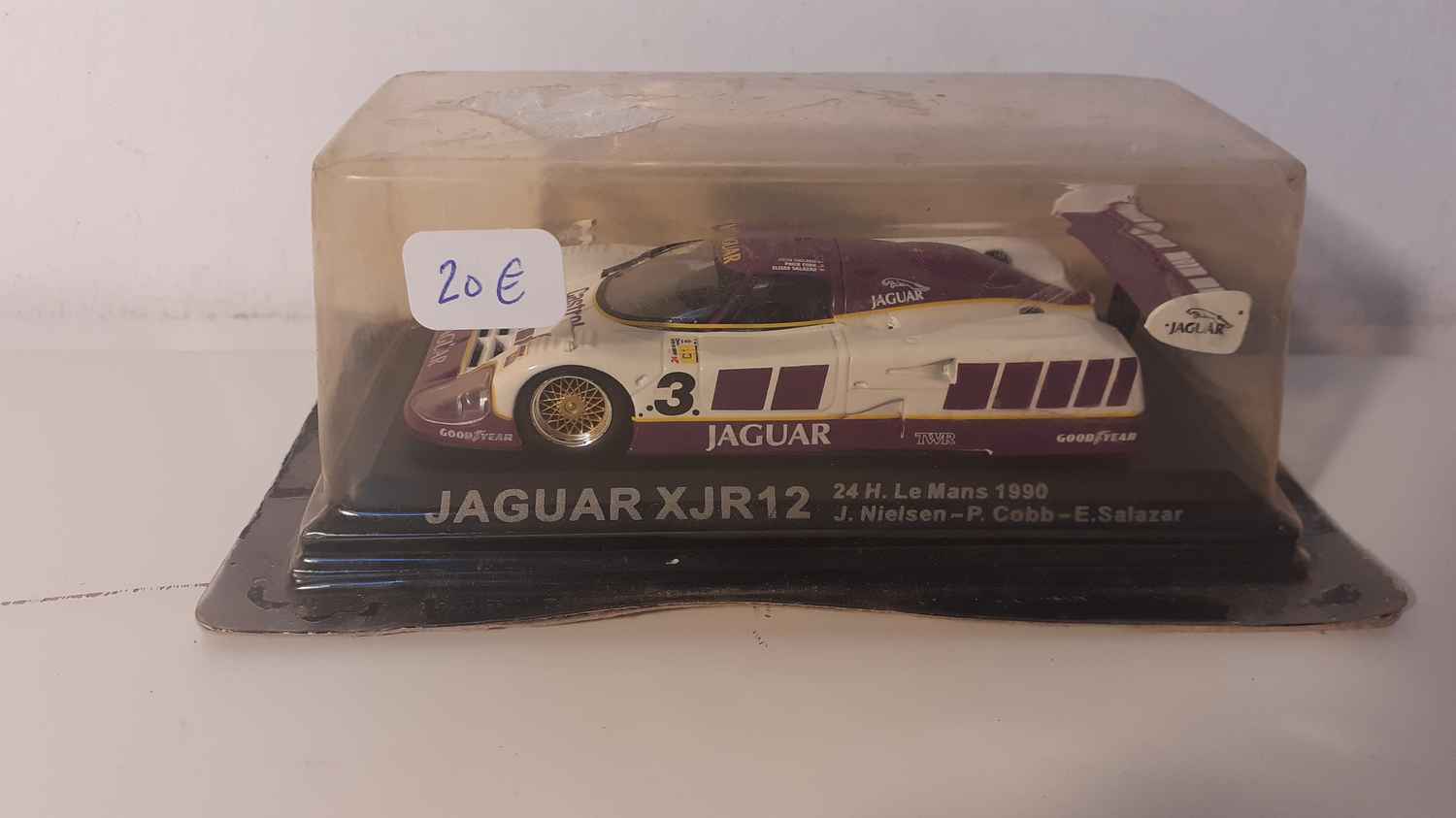 Jaguar XJR12 (24 heures du Mans de 1990) voiture sous blister