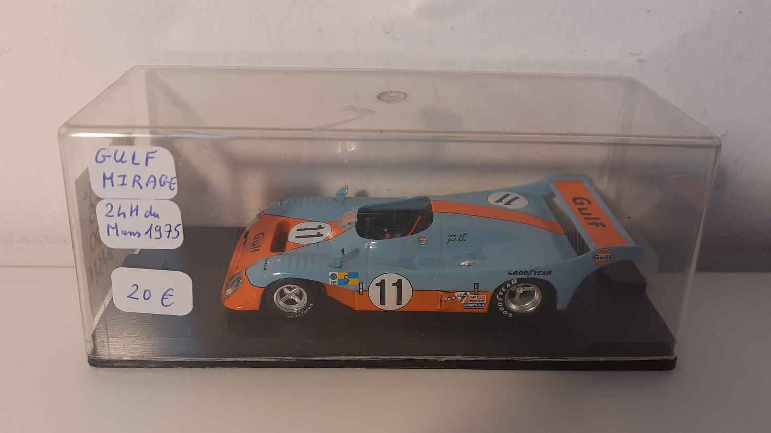 Gulf Mirage GR-8 bleue et orange numéro 11 (24 heures du Mans de 1975) - Gulf / voiture rajoutée sur socle + boite plexi