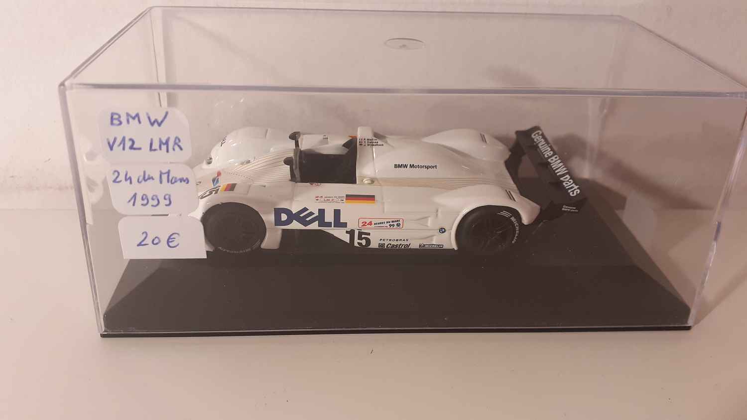 BMW V12 LMR (24 heures du Mans de 1999) - voiture rajoutée sur socle + boite plexi