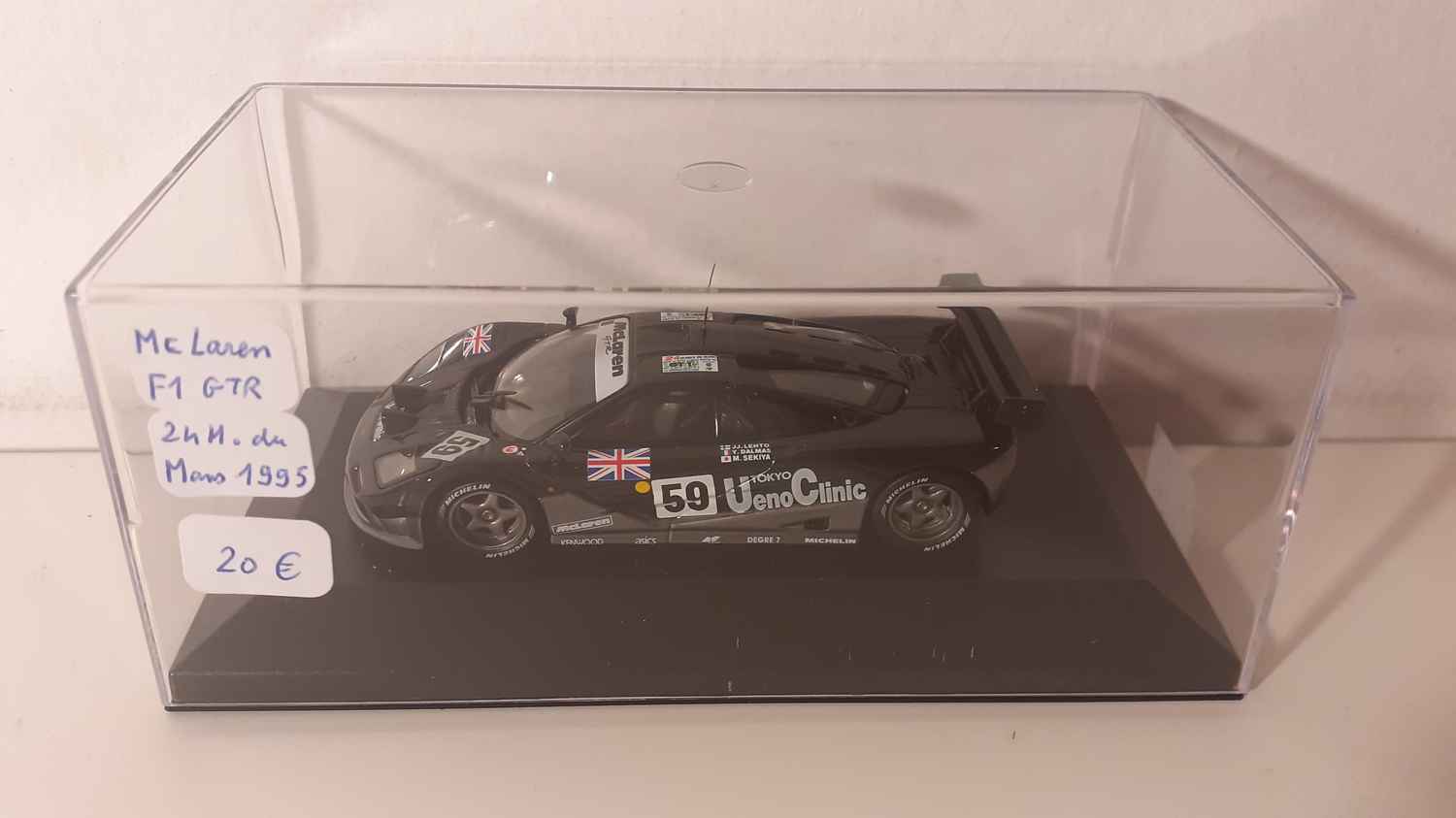 McLaren F1 GTR (24 heures du Mans de 1995)- voiture rajoutée sur socle + boite plexi