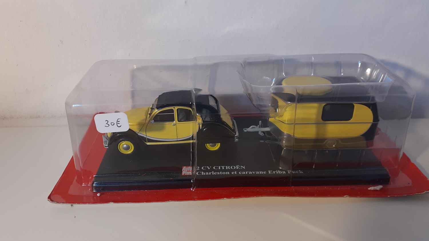 Citroën 2 CV Charleston jaune et noire et caravane Eriba Puck