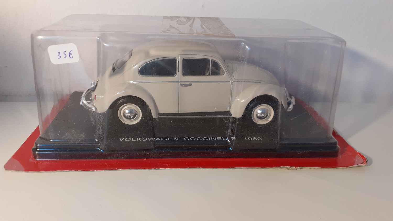 Volkswagen coccinelle beige/grise claire? de 1960 (échelle 1/24ème)