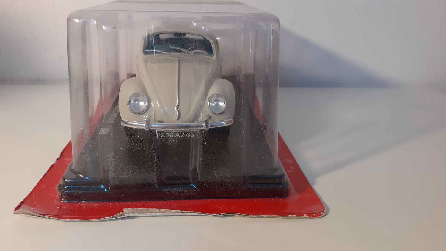 Volkswagen coccinelle beige/grise claire? de 1960 (échelle 1/24ème)