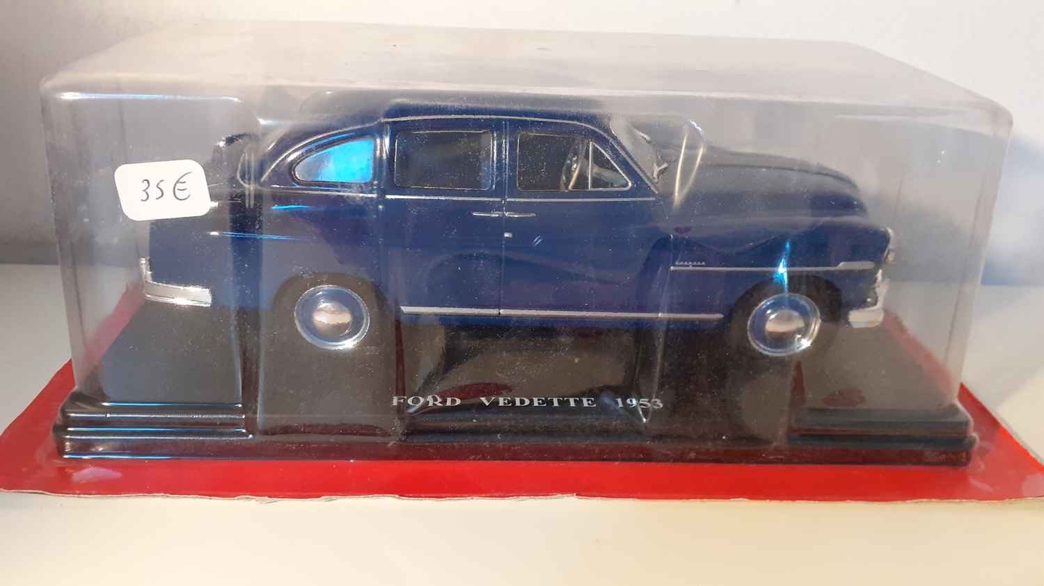 Ford Vedette bleue foncée de 1953 (échelle 1/24ème)