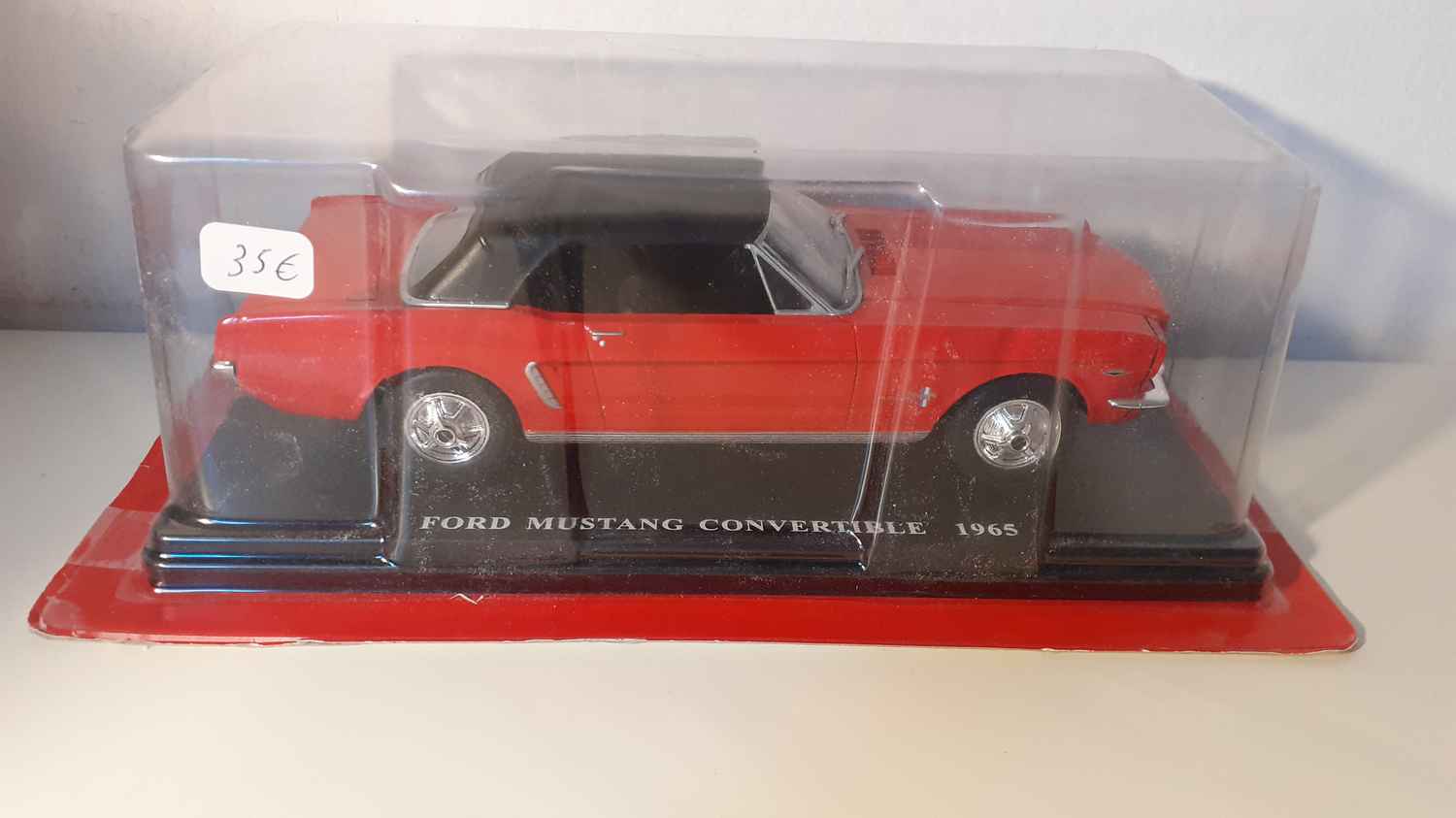 Ford Mustang convertible rouge de 1965 (échelle 1/24ème)