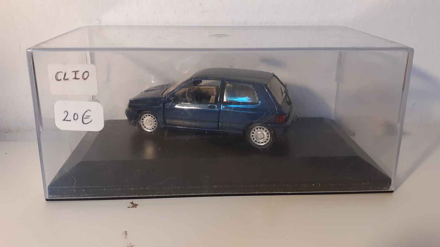 Renault clio bleue foncée