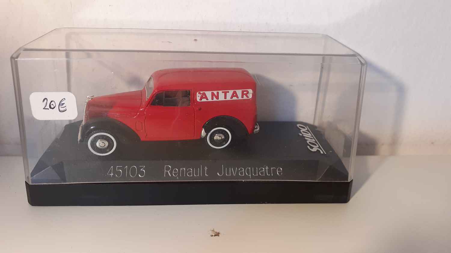 Renault Juvaquatre rouge ANTAR (boite Solido N)45103)