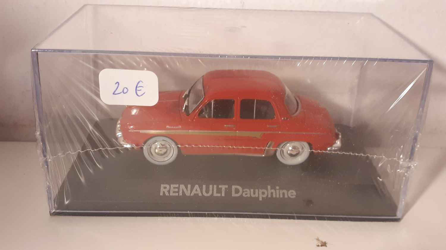 Renault Dauphine rouge/orangée avec liseret doré