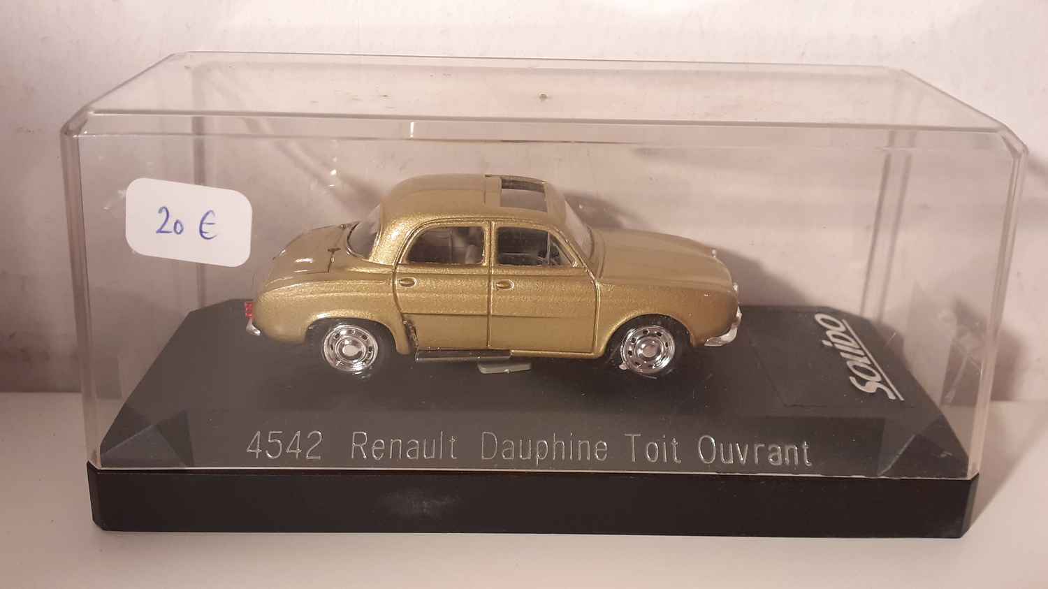 Renault Dauphine avec toit ouvrant de couleur verte?