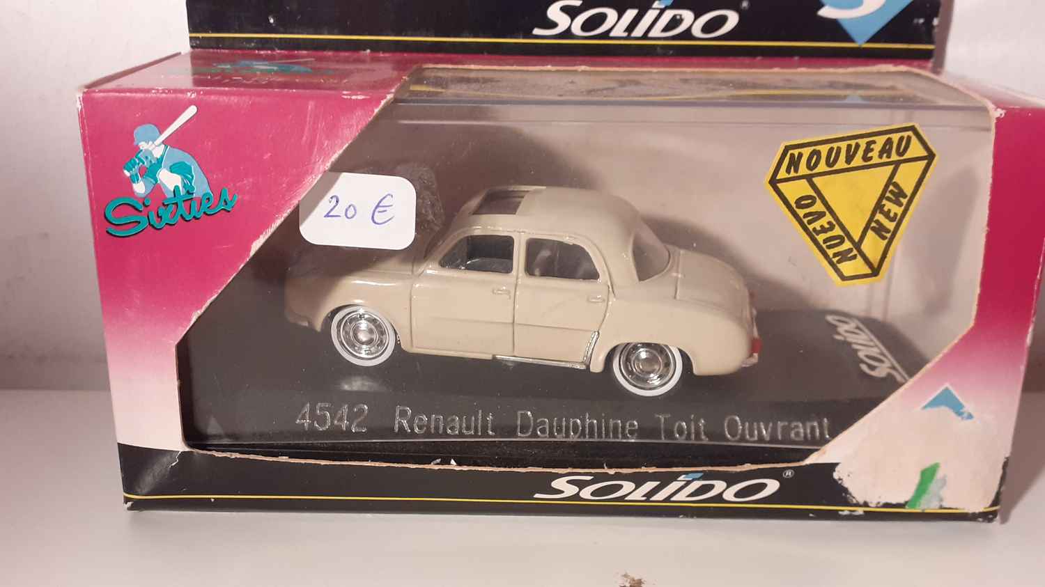 Renault Dauphine avec toit ouvrant de couleur beige foncé/marron clair? (avec boite en carton) Solido référence 4542