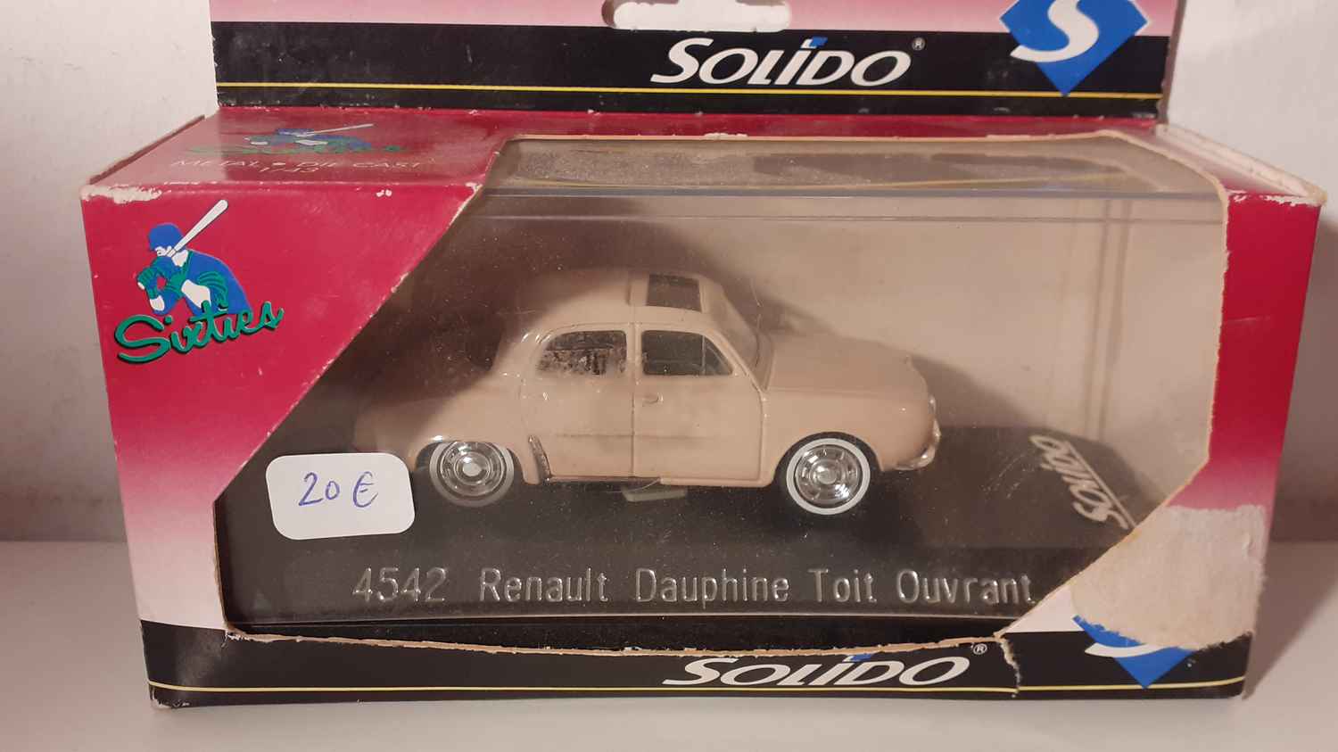 Renault Dauphine avec toit ouvrant de couleur marron clair (avec boite en carton) Solido référence 4542