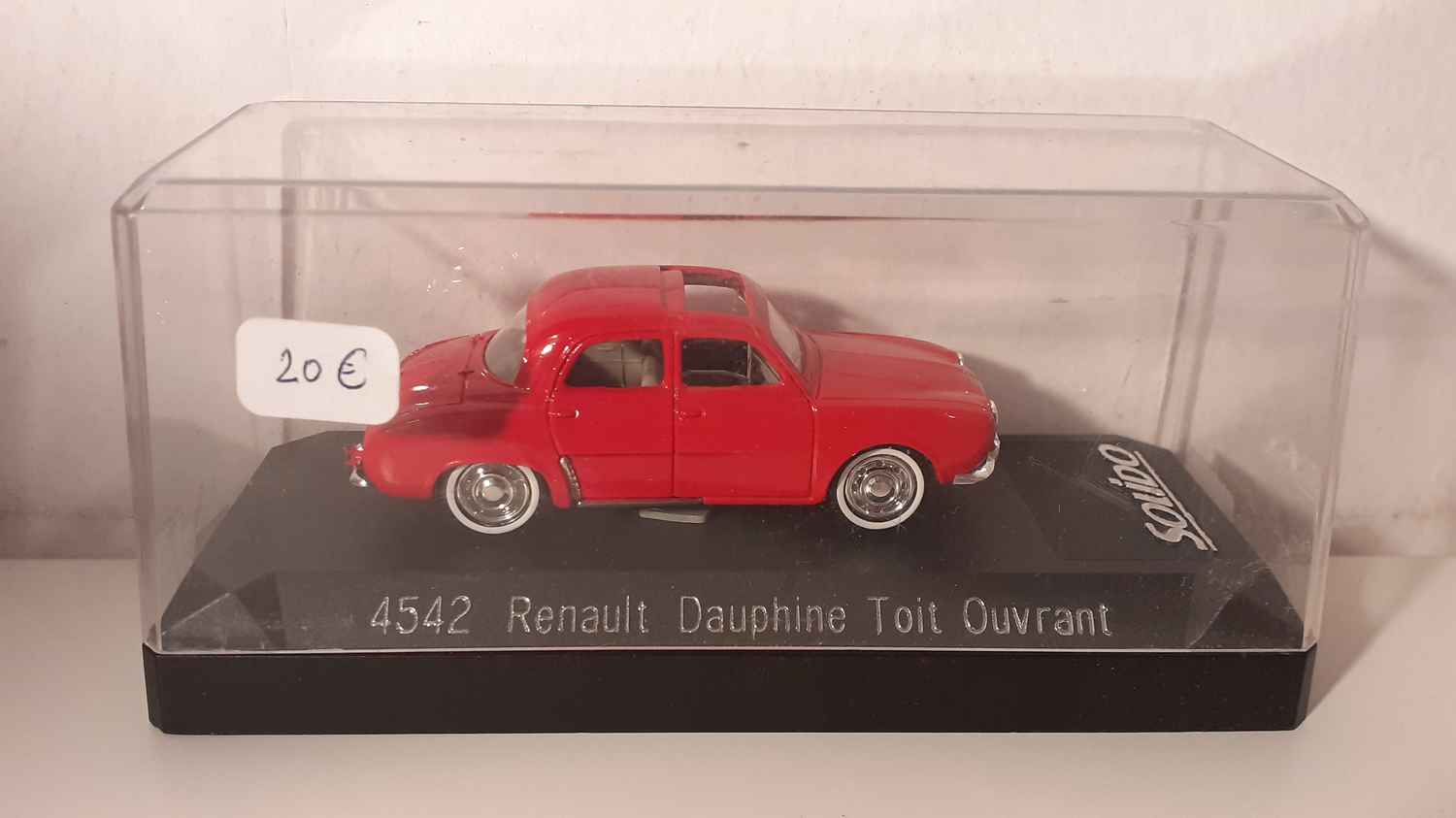 Renault Dauphine rouge avec toit ouvrant