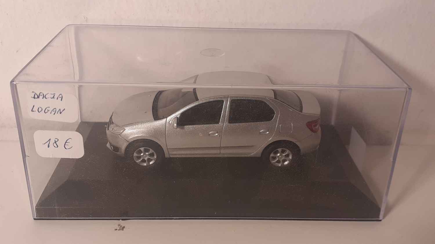 Dacia Logan grise