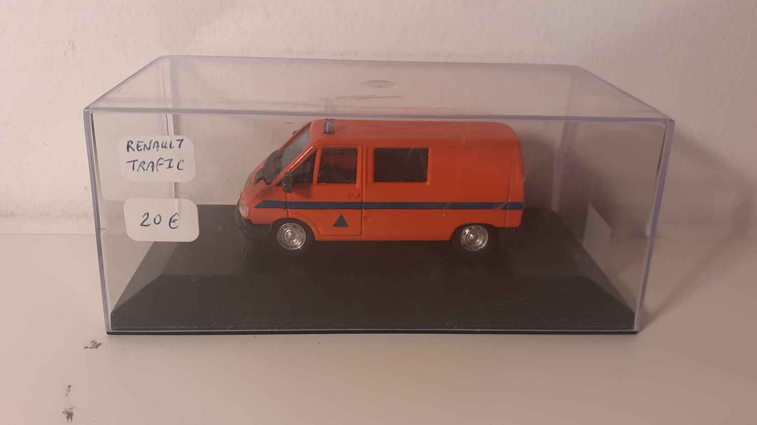 Renault Trafic orange de la sécurité civile