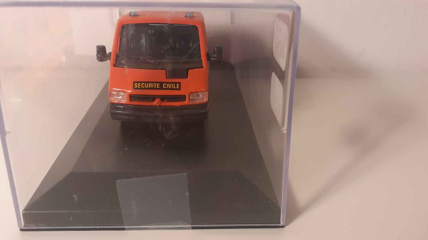 Renault Trafic orange de la sécurité civile