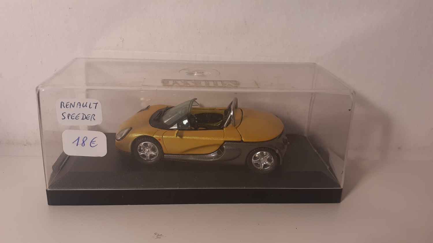 Renault Speeder jaune ocre?