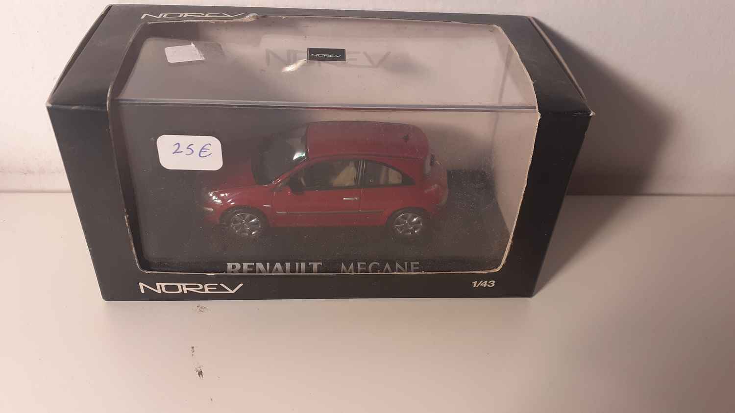 Renault Mégane rouge foncé