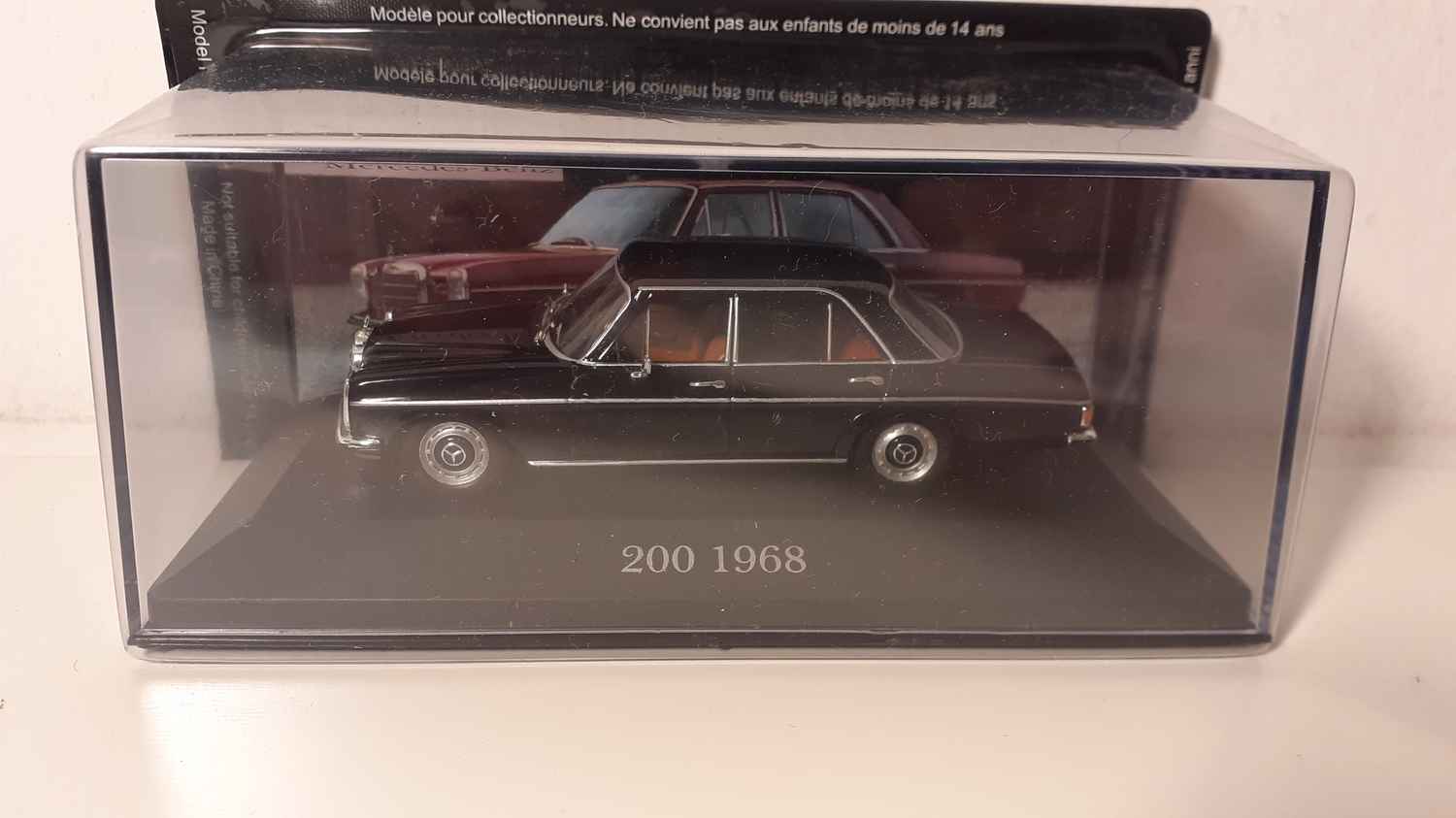 Mercedes 200 noire de 1968