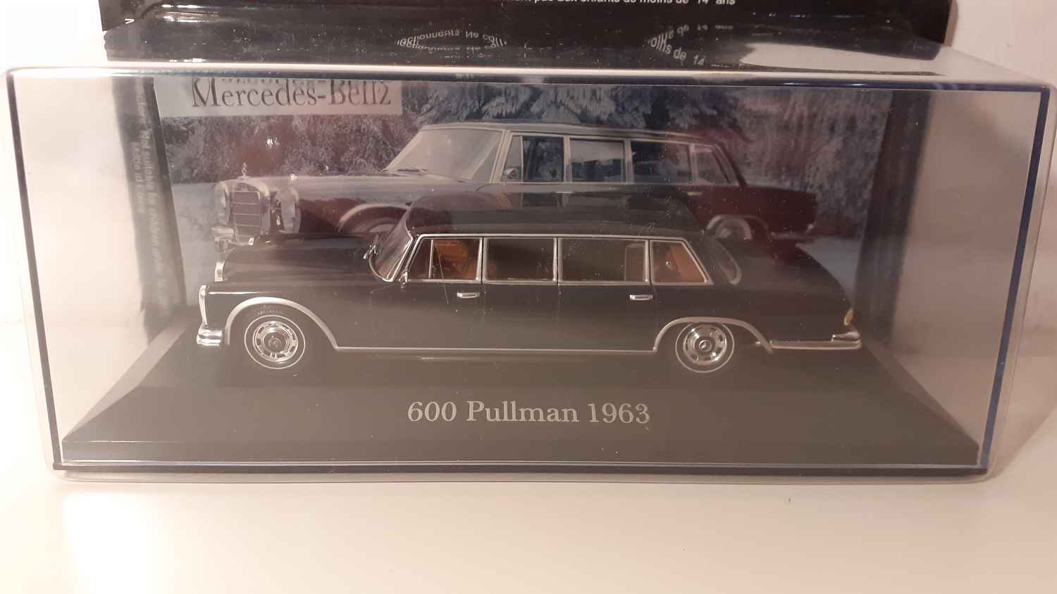 Mercedes 600 Pullman bleue foncée de 1963